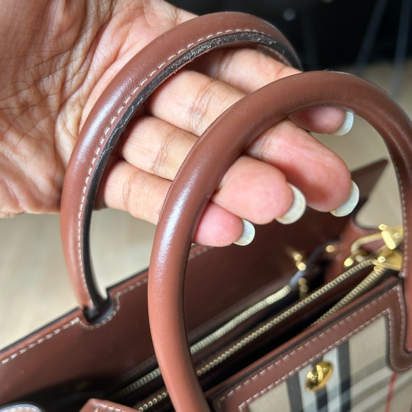 BURBERRY classic double handlebar bag. Excellent condition! - Picture 4 of 12